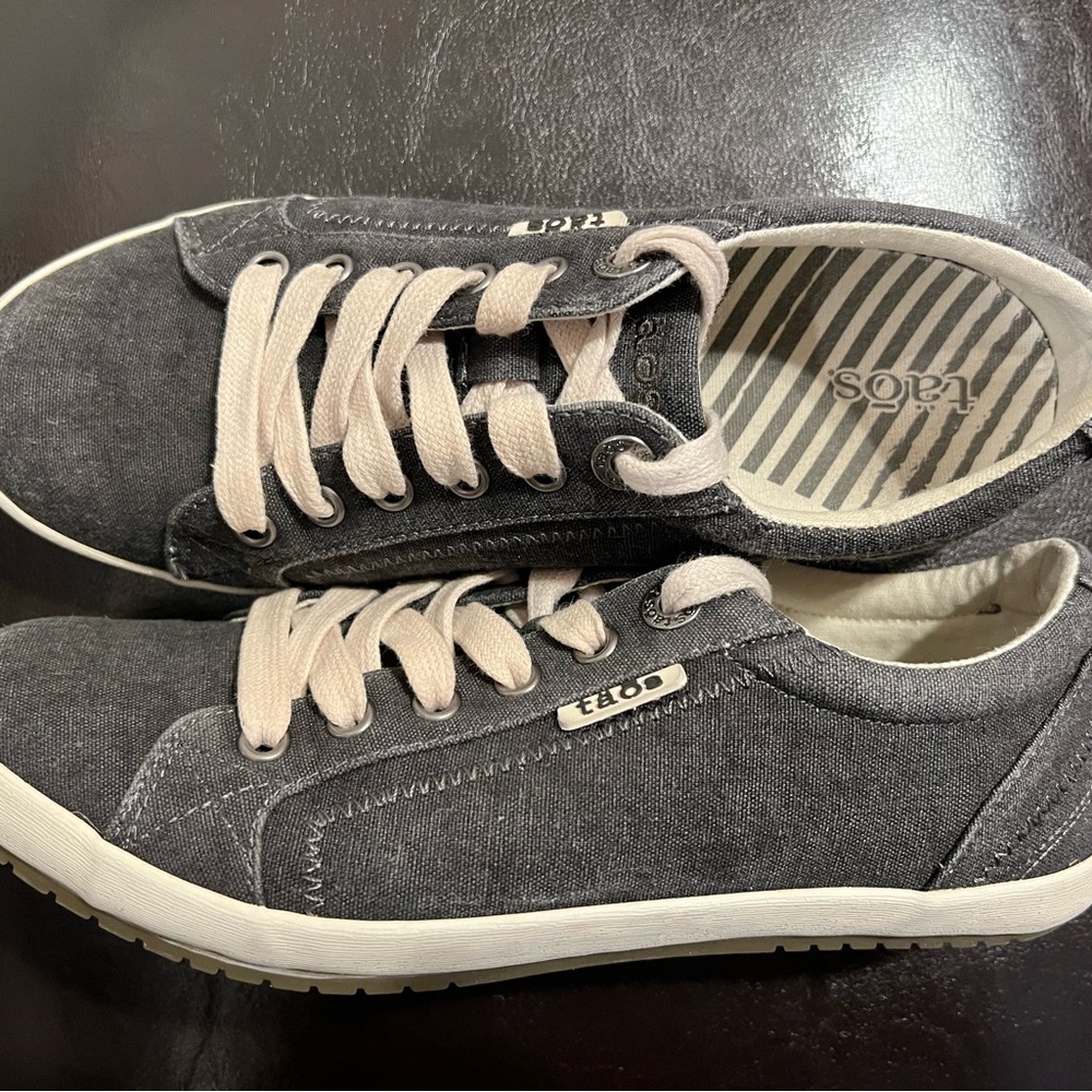 Taos footwear star sneakers, size 7.